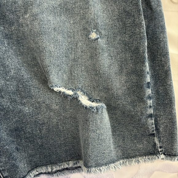 NWT Lane Bryant Distressed/Frayed Boyfriend Mid Rise Bermuda Shorts. Size 20 - Picture 8 of 15